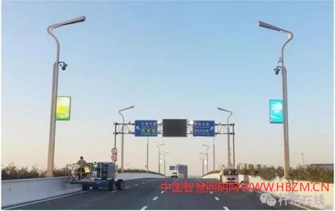 西安高铁北站智慧灯杆亮起来了